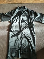 1 peignoir satin noir manches