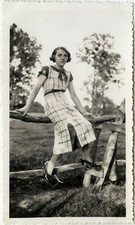 OLD PHOTO - VINTAGE SNAPSHOT - WOMEN FASHION ELEGANCE SHOE - FASHION 