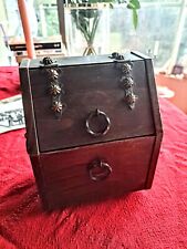 Coffre ancien francais en bois orné de décorations métalliques