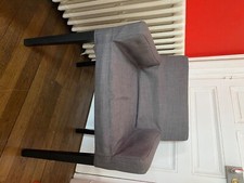 Fauteuil gris IKEA avec
