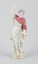 Meissen, Germany. Figurine en porcelaine de Flora avec couronne de fleurs dan...