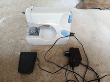 Mini machine à coudre