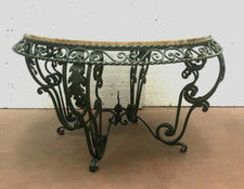 Table basse ronde en fer forgé martelé plateau marbre . XX siècle .