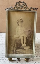 Porte-photo cadre en Laiton Napoléon III au ruban noué portrait de fillette