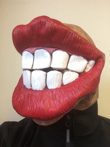 Drôle grand bouche rouge - drôle,