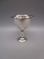 Coquetier ancien en métal