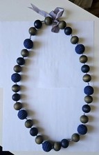 Collier en perles de bois et  passementerie