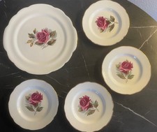4 assiettes à dessert et 1