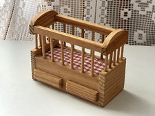 Magnifique Lit de Bébé miniature en Bois Maison de poupée 8,5cm H=6,7cm !