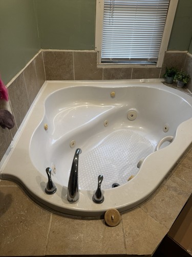 Beautiful unused jacuzzi tub - beautiful,