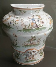 Ancienne fontaine en faience