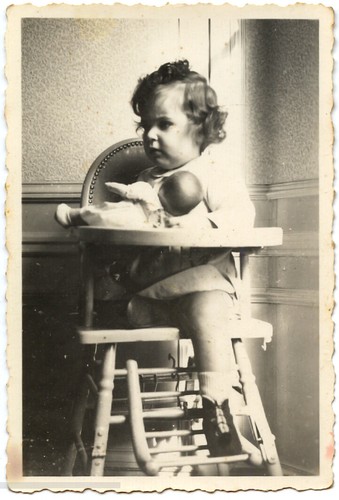 Enfant sur chaise haute - , avec