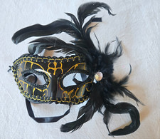 Masque loup noir et doré avec plumes (li)