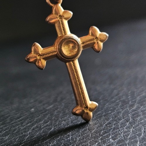 Pendentif croix fleurdelysée