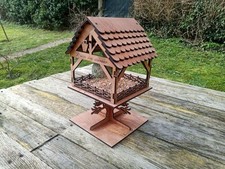 Mangeoire en bois pour oiseaux