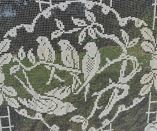 Art déco , ancien dessus de lit  filet brodé main , décor floral , oiseaux