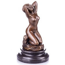 Sculpture d'une femme nue en
