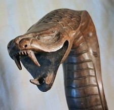 CANNE DE MARCHE EN BOIS AVEC SA POIGNEE EN FORME DE TÊTE DE COBRA