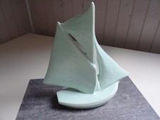 Voilier céramique émaillée vert clair, signé Fontinelle, état intact