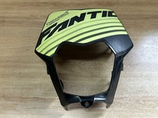 une plaque carenage avant moto