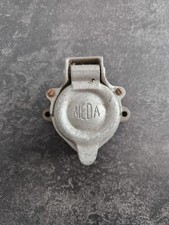 Ancienne prise en métal MEDA