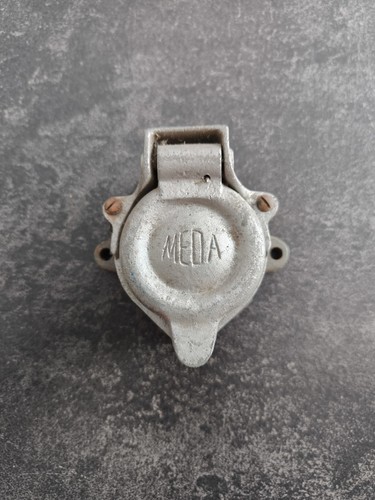 Ancienne prise métal - en, meda