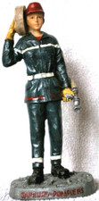 Sapeurs pompiers - FEMME POMPIER AVEC UNE LANCE 20 cm de hauteur N° 207