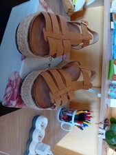 Une paire de  chaussure