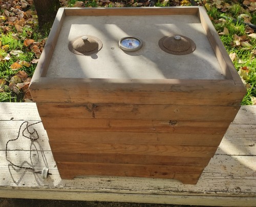 Ancienne couveuse bois - couveuse, en