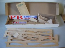 Avion piou piou modélisme PB Le Piaf en bois et sa boîte maquette aviation