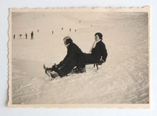 Deux femmes luge neige ski -