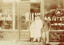 PROFESSION CIRCA 1895 - 1900 merchant in front of his shop window