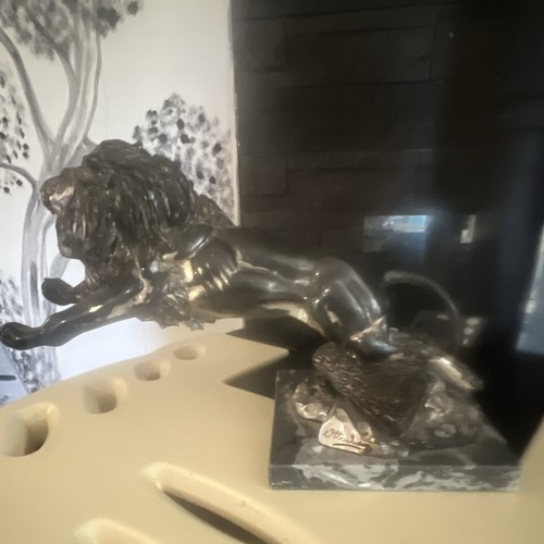 Statue lion sur socle - , signée