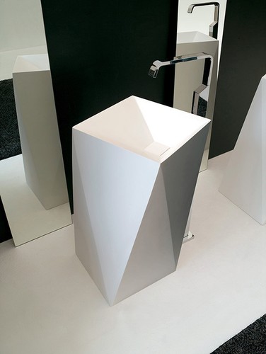 Lavabo central à mur - /,