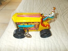 Petit tracteur jouet ancien