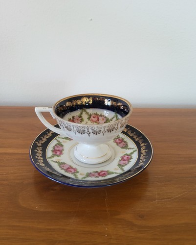 Tasse sur pied - pied, sa