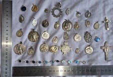 Lot + 30 médailles & croix