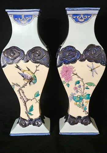 Paire vases faience de - de, en