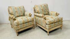 Paire de fauteuils  de style