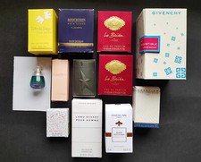 Lot de 10 miniatures de parfums, avec leur boite d'origine et un gel douche