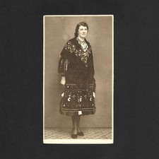 Femme tenue traditionelle