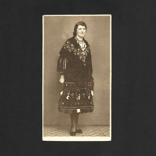 Femme tenue traditionelle