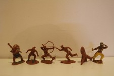 Six figurines d'Indiens en plastique, de marque inconnue, des années 1960. 