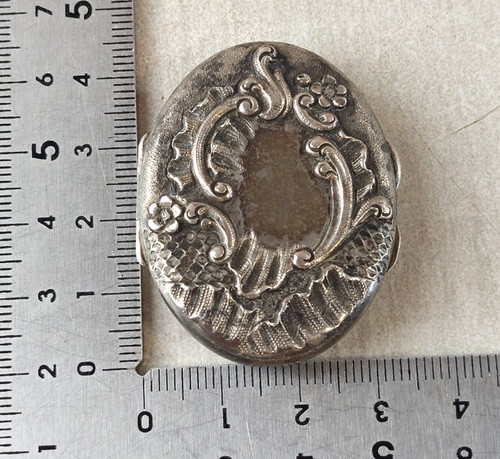 Ancienne petite boîte - , à