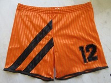Short football orange porté