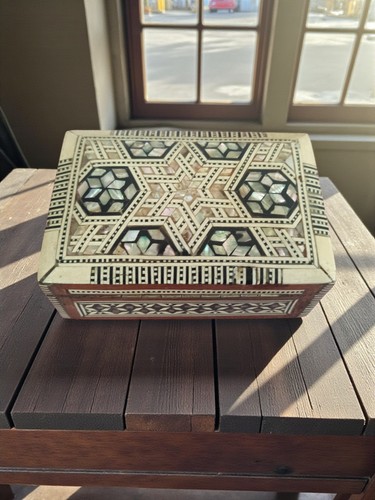 Boîte orientale marquetée