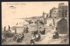 Old postcard Villers-sur-Mer, the lively beach with bathing cabins and walkers on the  