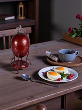 Ancien oeufrier poule sur un