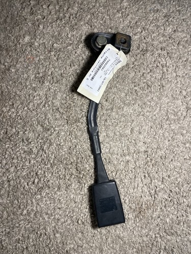Attache ceinture avant gauche