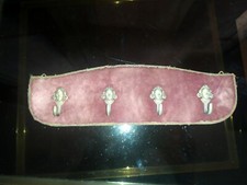 Plaque bois velour rouge mural avec 5 crochets cherubin porte montre gousset ?